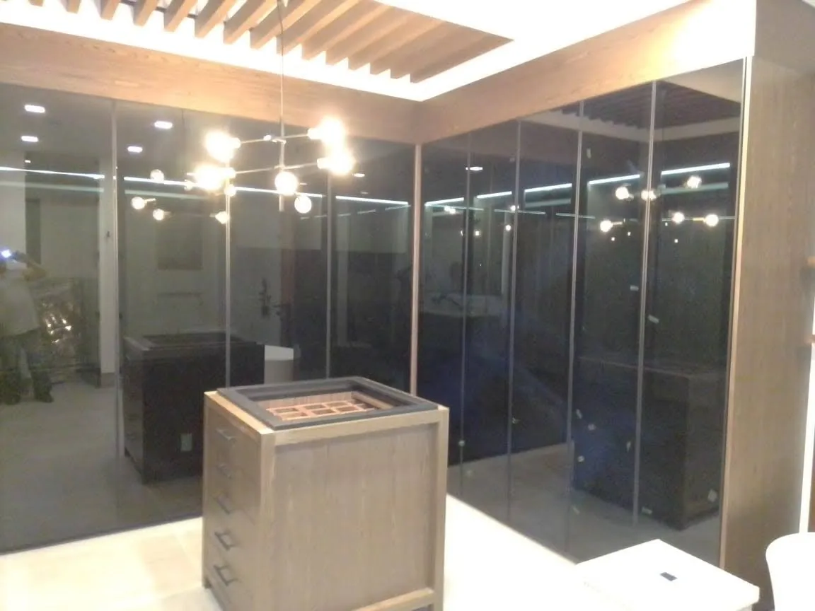 Closet con puertas de cristal