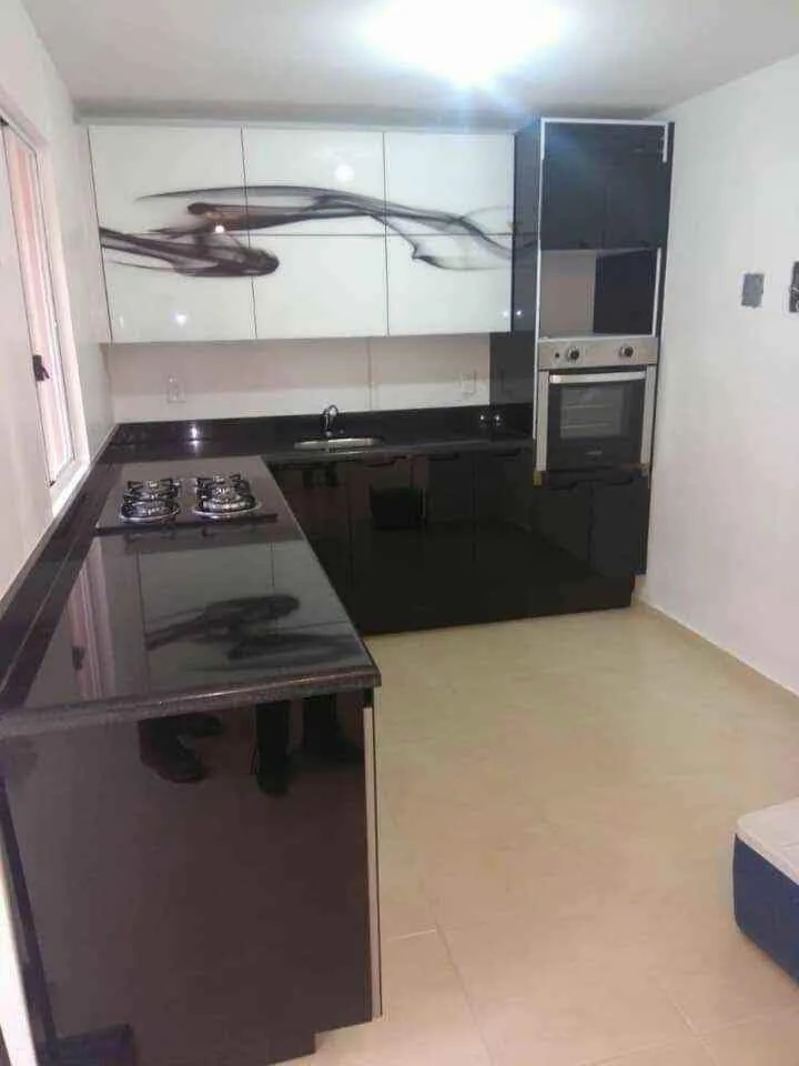 Cocina en blanco y negro con cristal
