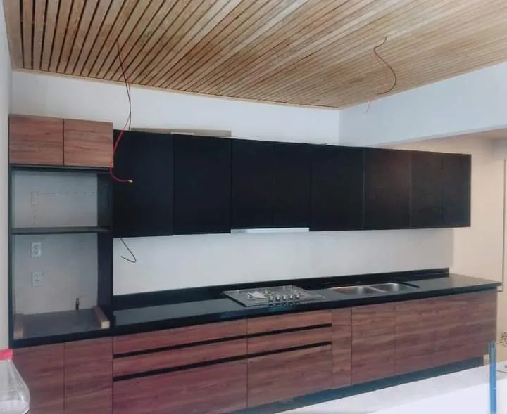 Cocina en madera y negro