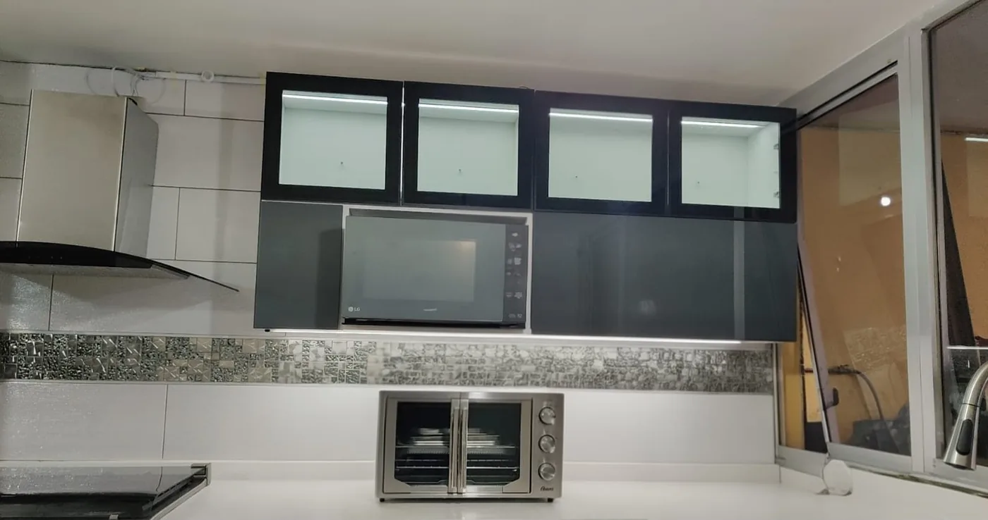 Puertas de cristal con marco de aluminio negro