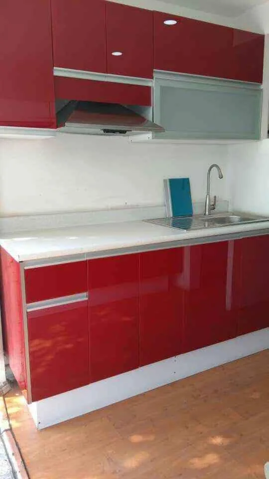 Cocina con puertas de aluminio en rojo