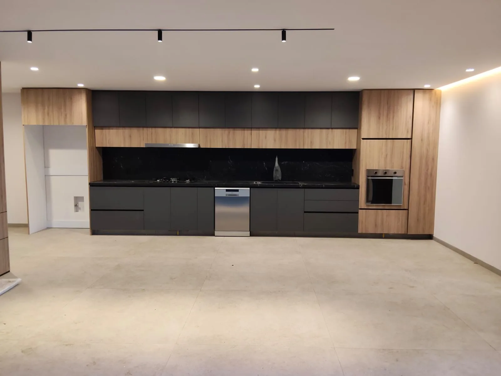 Cocina moderna en negro mate y madera