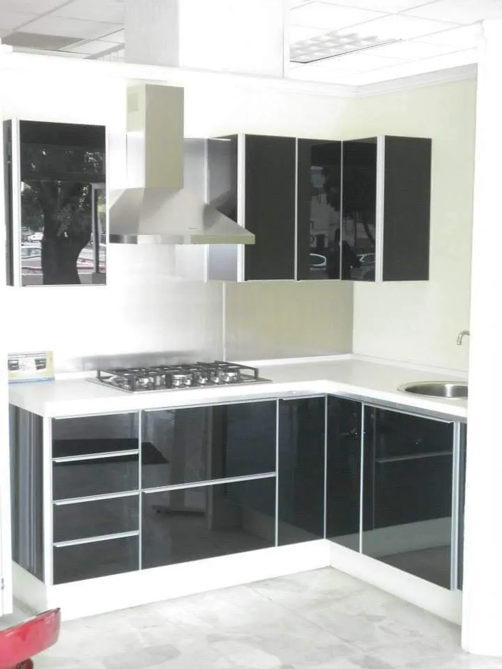 Puertas y vitrinas de aluminio con cristal